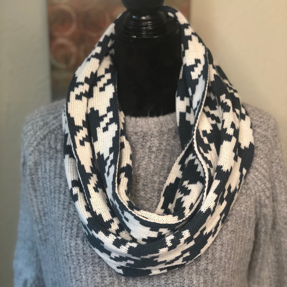 Berkshire Fashions Infinity Knit Wrap Large Houndstooth Green White Scarf One Sz